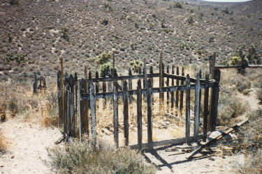 many people are buried in this cemetery